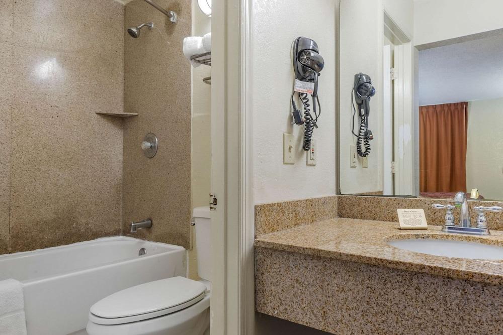 Econo Lodge Columbia Fort Jackson photo 23