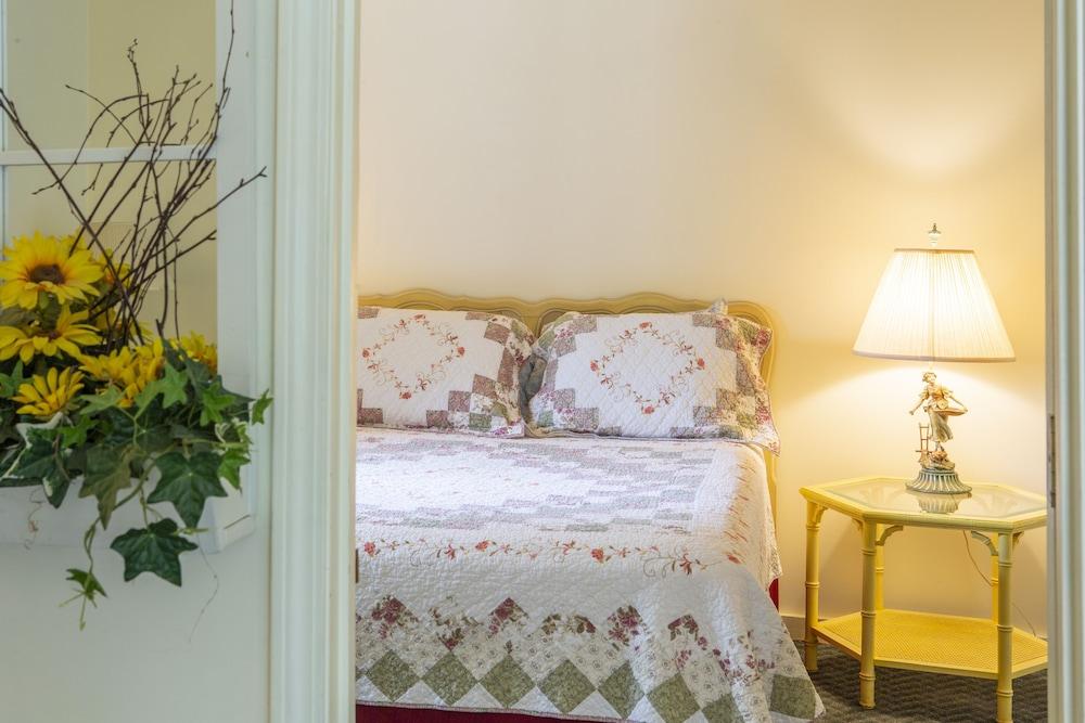 The Chimney Rock Inn & Cottages photo 12