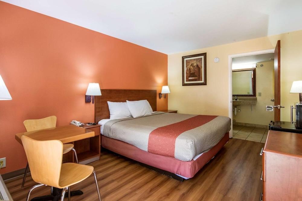 Rodeway Inn & Suites photo 15