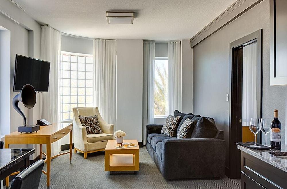 Streamline Hotel photo 37