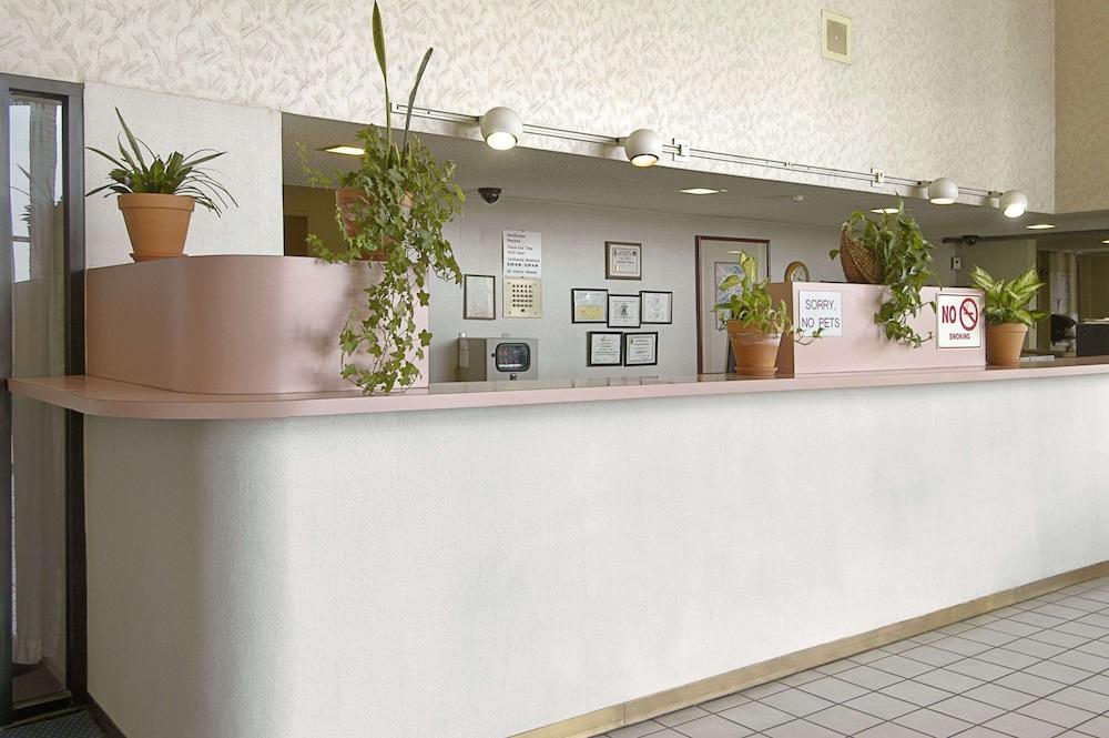Travelodge by Wyndham Commerce Los Angeles Area photo 2