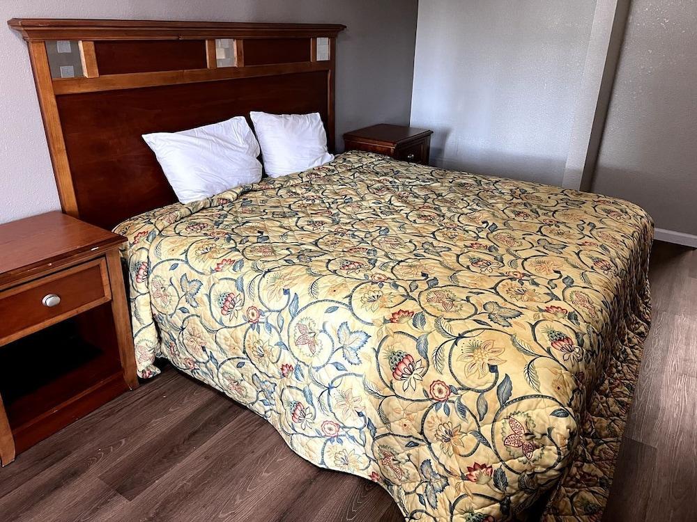 Budget Plaza Motel photo 2