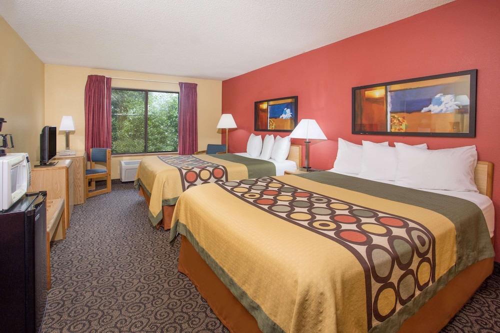 Super 8 by Wyndham Appleton photo 13