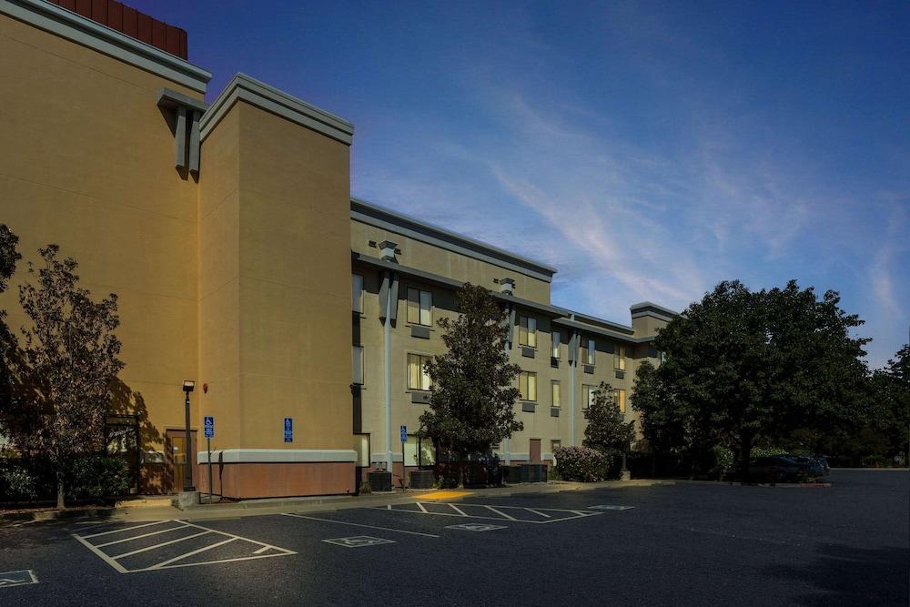 Comfort Suites Vacaville-Napa Valley Area photo 31
