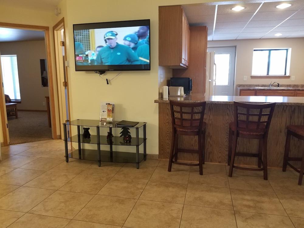 Amber's Inn & Suites photo 47