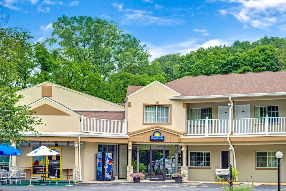 Days Inn by Wyndham Ridgefield photo 1