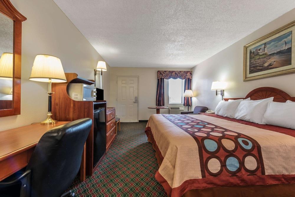 Super 8 by Wyndham Eastland photo 4