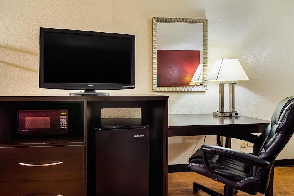 Econo Lodge Research Triangle Park photo 12