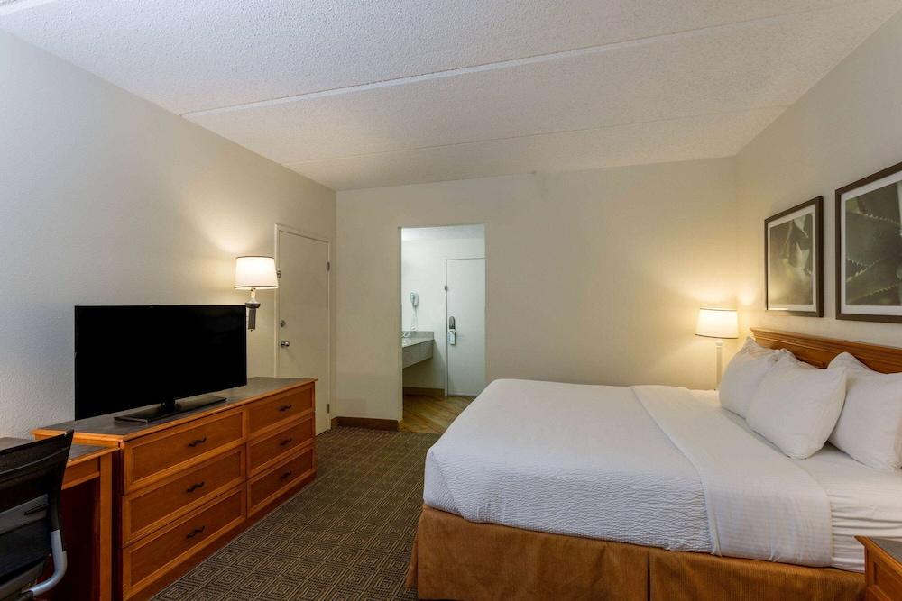 La Quinta Inn & Suites by Wyndham Jacksonville Mandarin photo 13