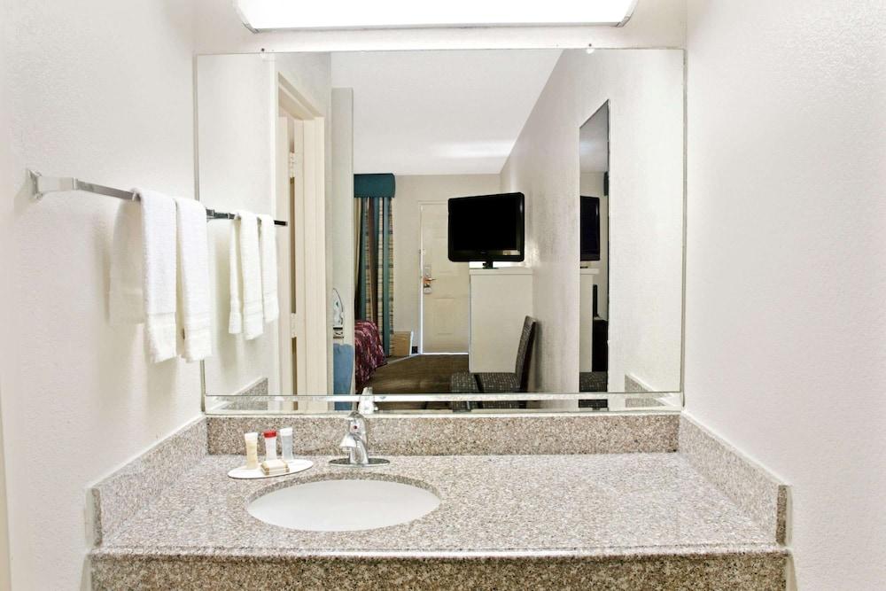 Howard Johnson by Wyndham Houston Heights/Downtown photo 14