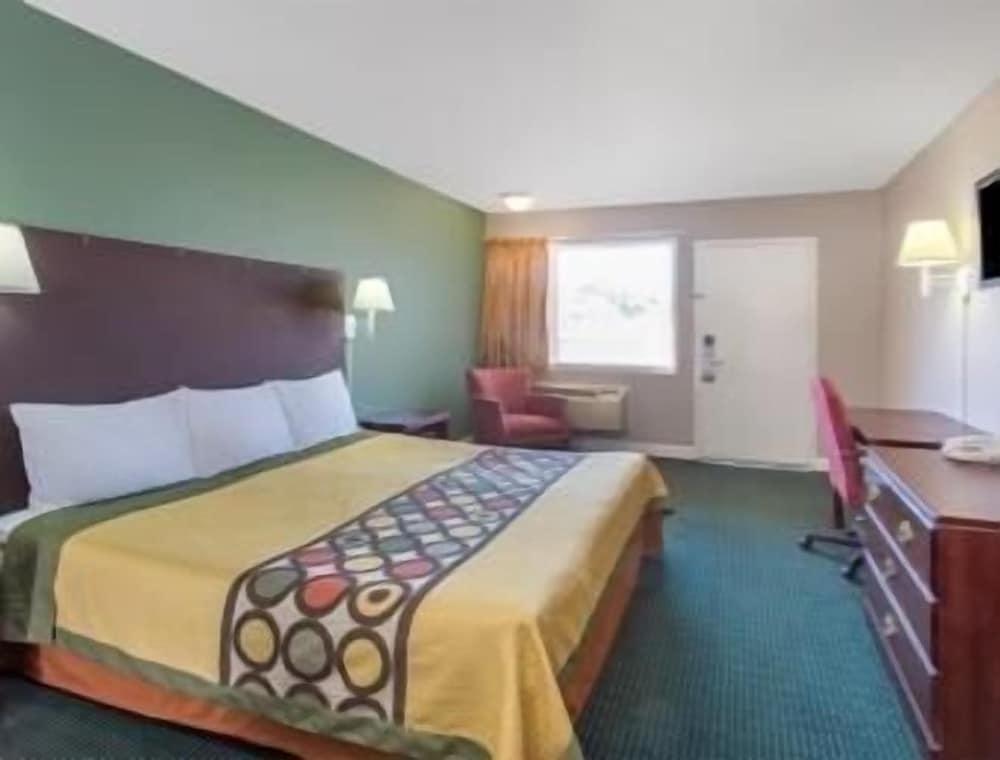 Super 8 by Wyndham Durham/University Area NC photo 7