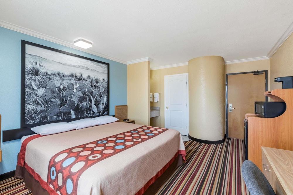 Super 8 by Wyndham Midland photo 13