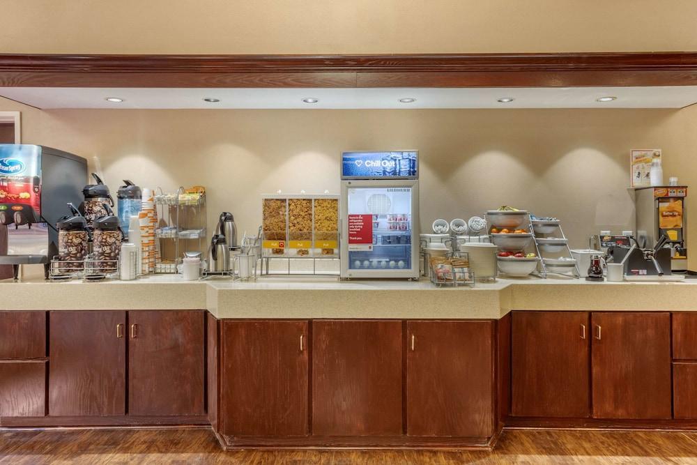 Comfort Suites Rolla photo 61