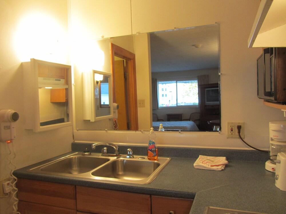 Green Dolphin Motel photo 29
