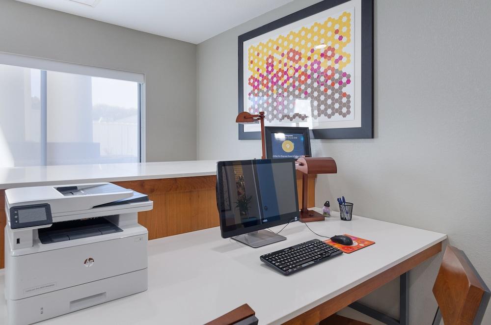 Holiday Inn Express Hotel & Suites Weston by IHG photo 49