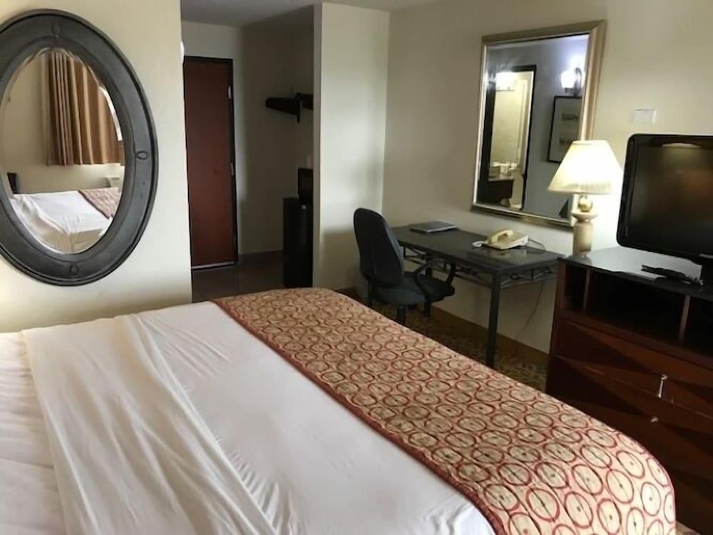 Marvin's Garden Inn photo 7
