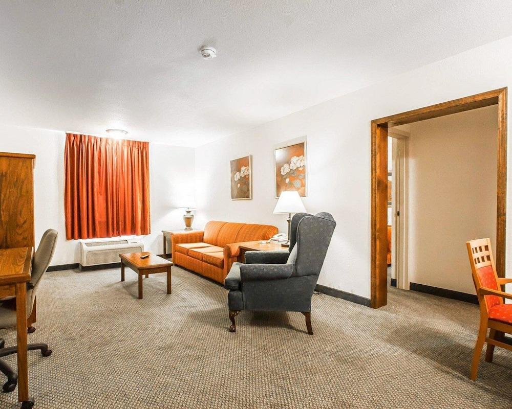 Quality Inn and Suites photo 14