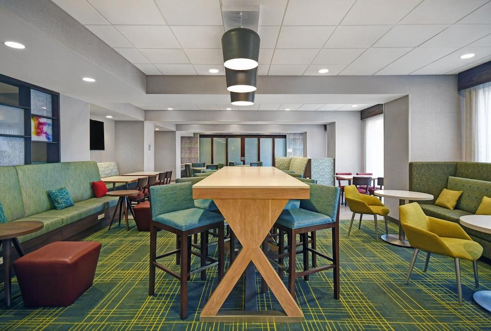 Hampton Inn Grand Rapids-North photo 2