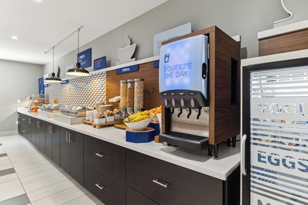 Holiday Inn Express & Suites Mountain View Silicon Valley by IHG photo 35