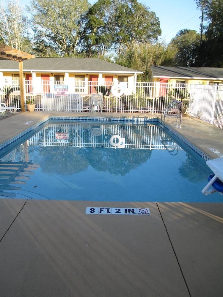 Americas Best Value Inn Starke photo 14