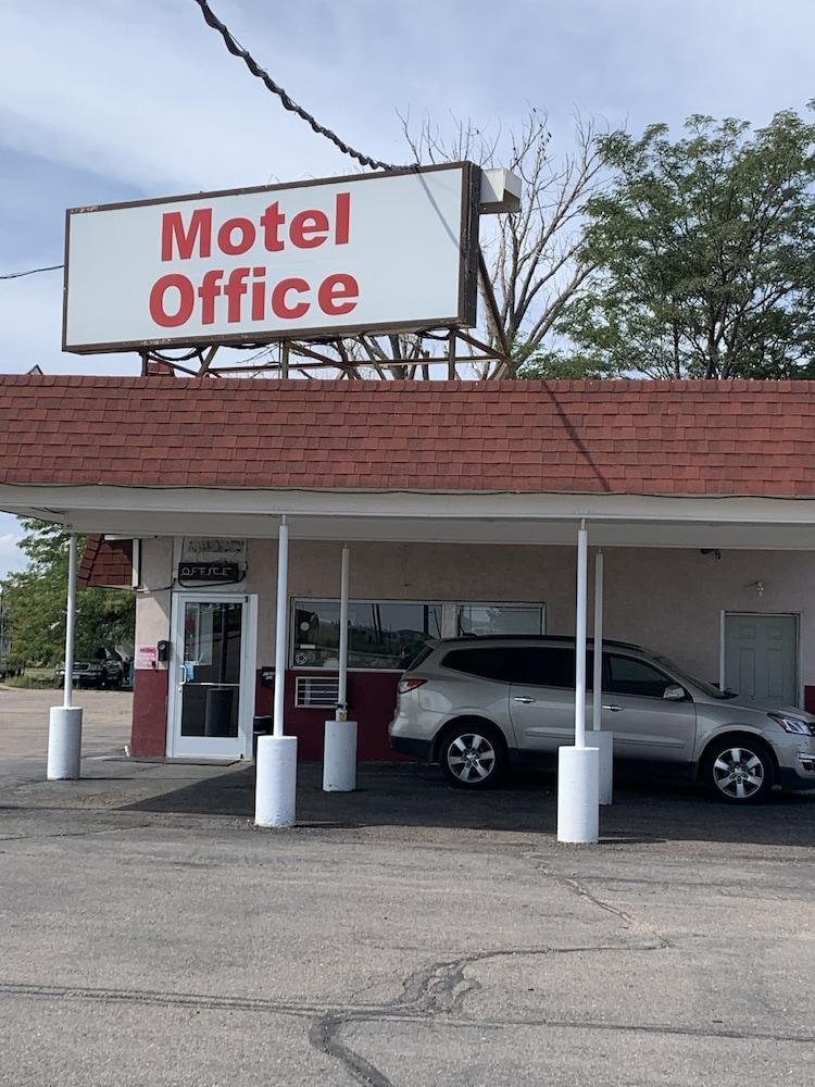 Country Manor Motel Watkins photo 2