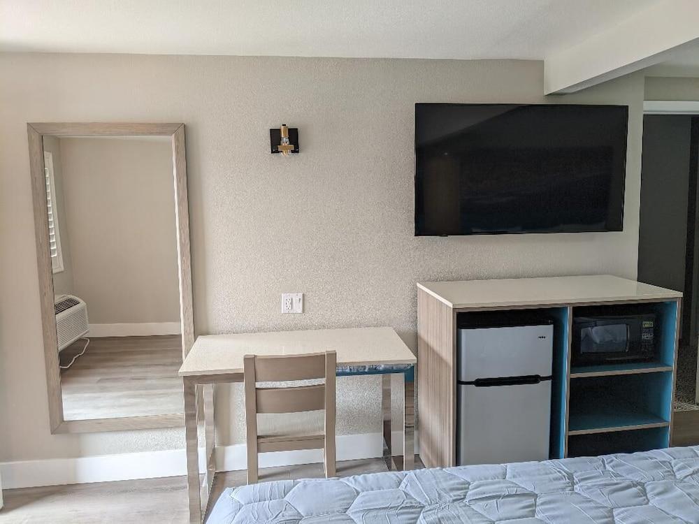 Super 8 by Wyndham Oceanside Downtown photo 59