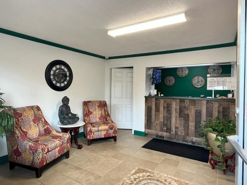 Pine Tree Inn photo 39
