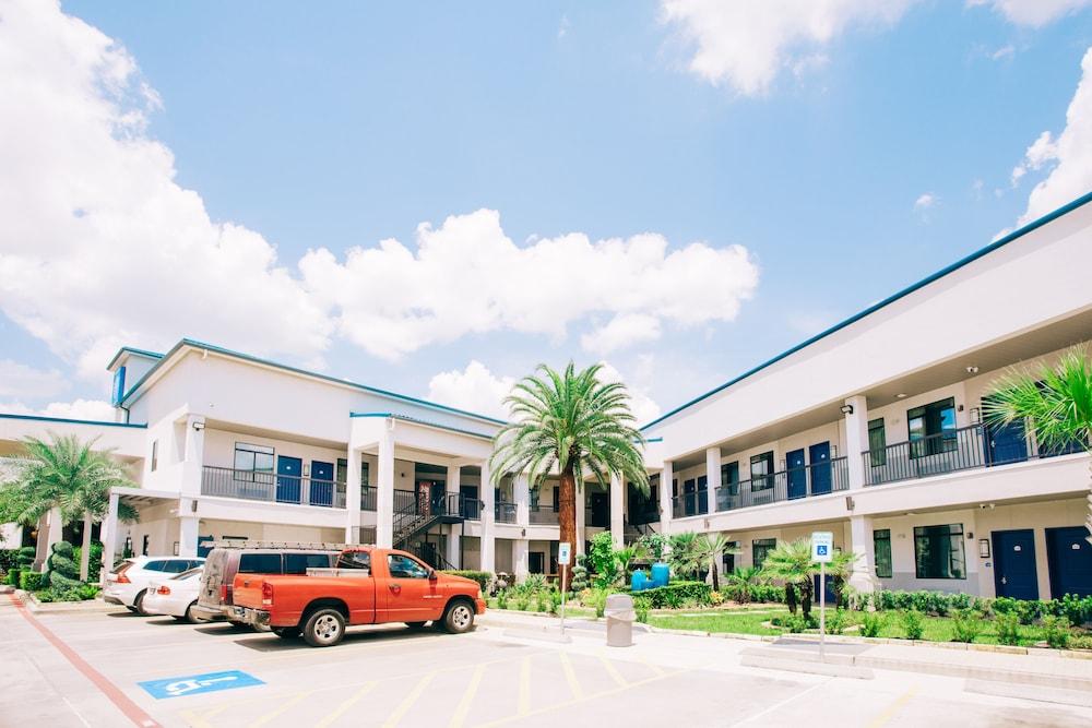 Palace Inn Blue I-45 & College Ave photo 1