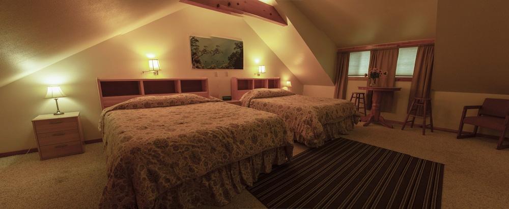 Whittaker's Motel & Historic Bunkhouse photo 3