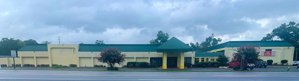 Red Carpet Inn & Suites photo 19