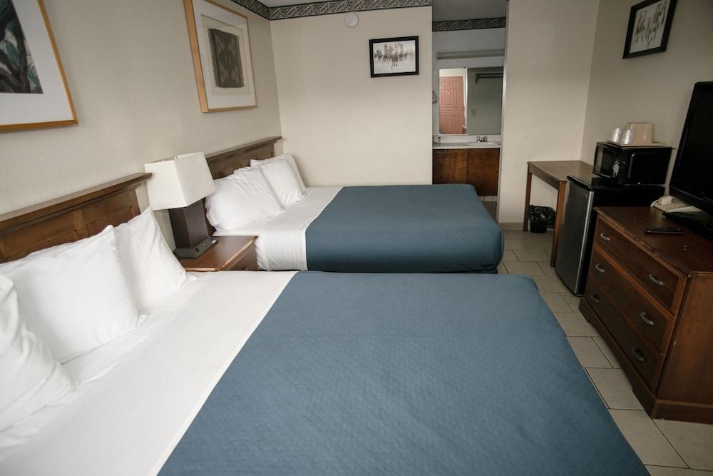 Pacific Inn photo 28
