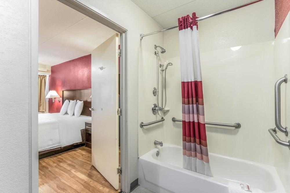 Red Roof Inn Columbia, MO photo 24