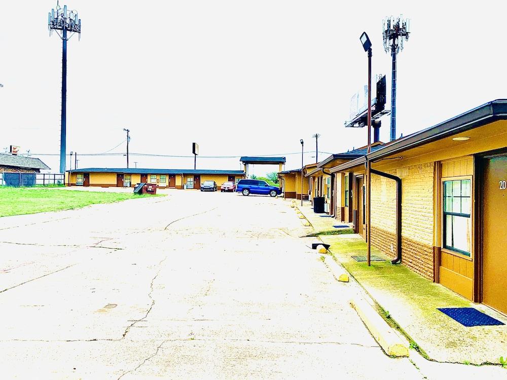 Embassy motel photo 1