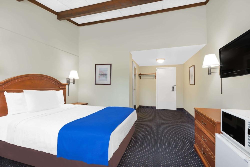 Travelodge by Wyndham Lima OH photo 2