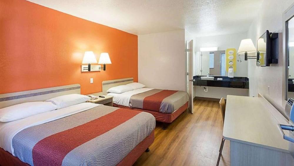 Super 6 Inn & Suites Baton Rouge photo 34