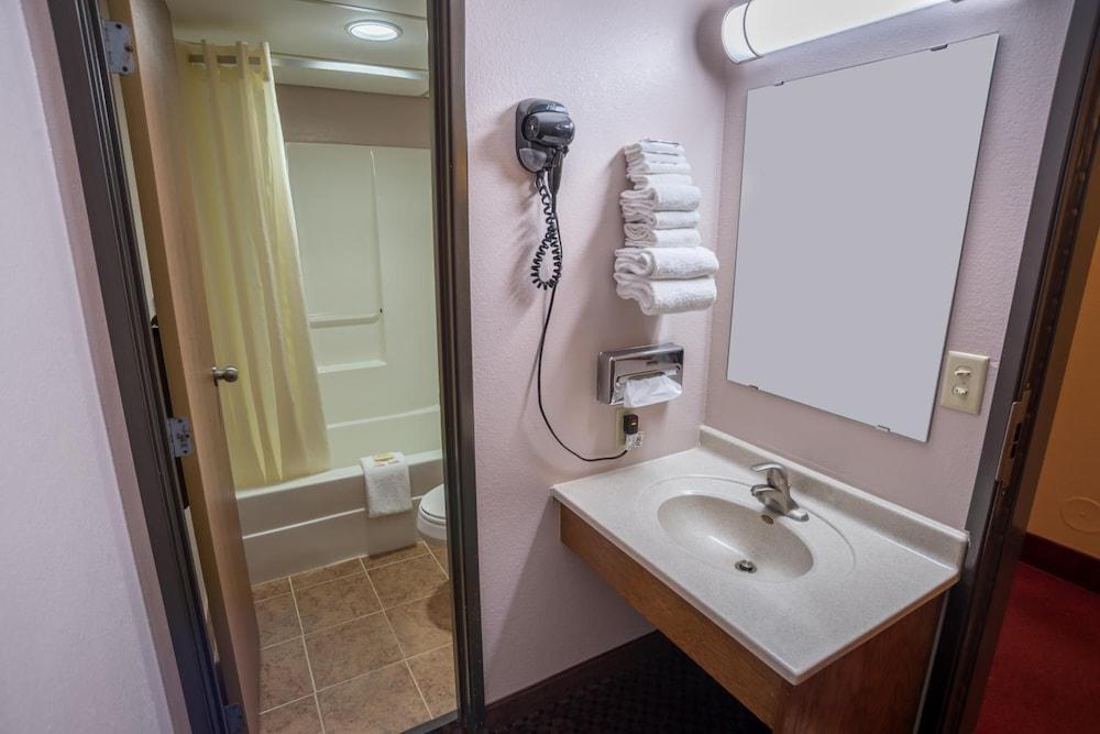 Prime Rate Inn photo 23