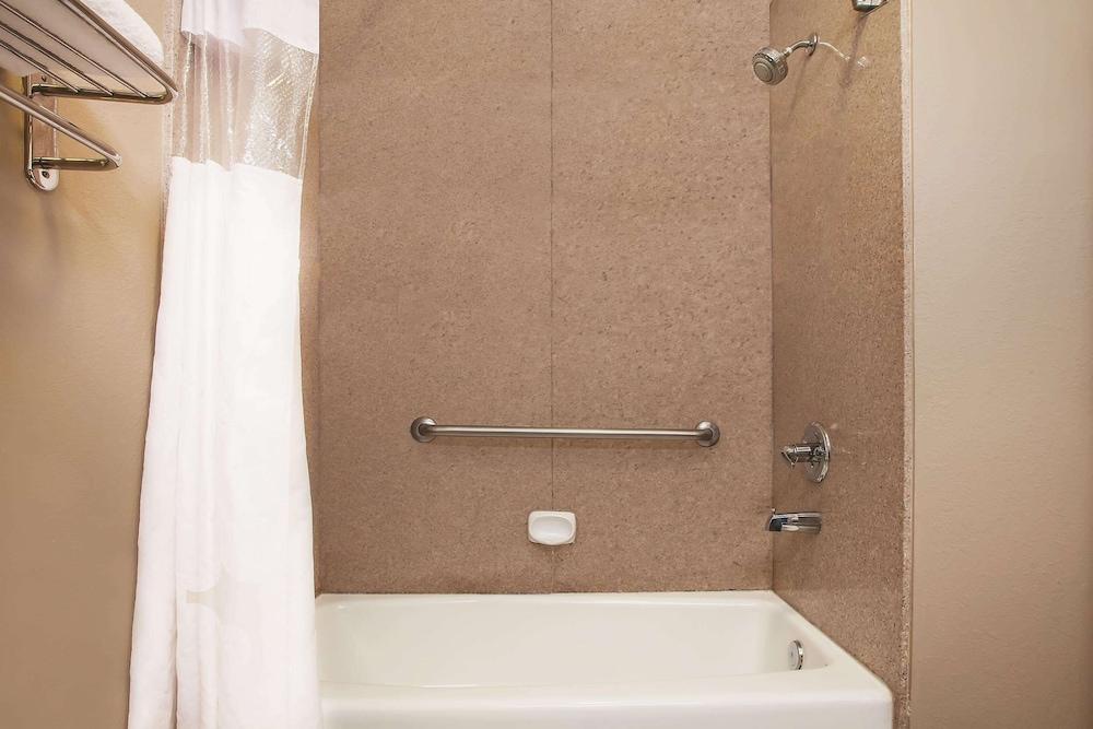 La Quinta Inn & Suites by Wyndham Beaumont West photo 32