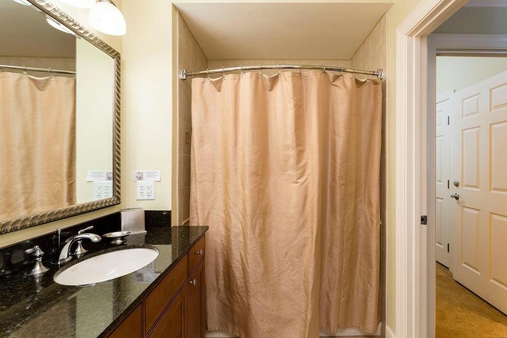 RVH 170 Centre Court Escape photo 14