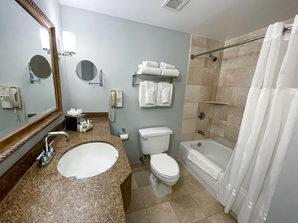 Water's Edge Resort & Spa photo 46