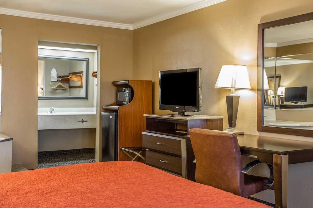 Quality Inn & Suites Ft. Jackson Maingate photo 45