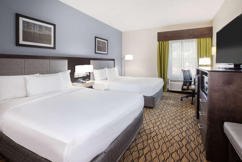 Wingate by Wyndham Roseville/Detroit photo 6