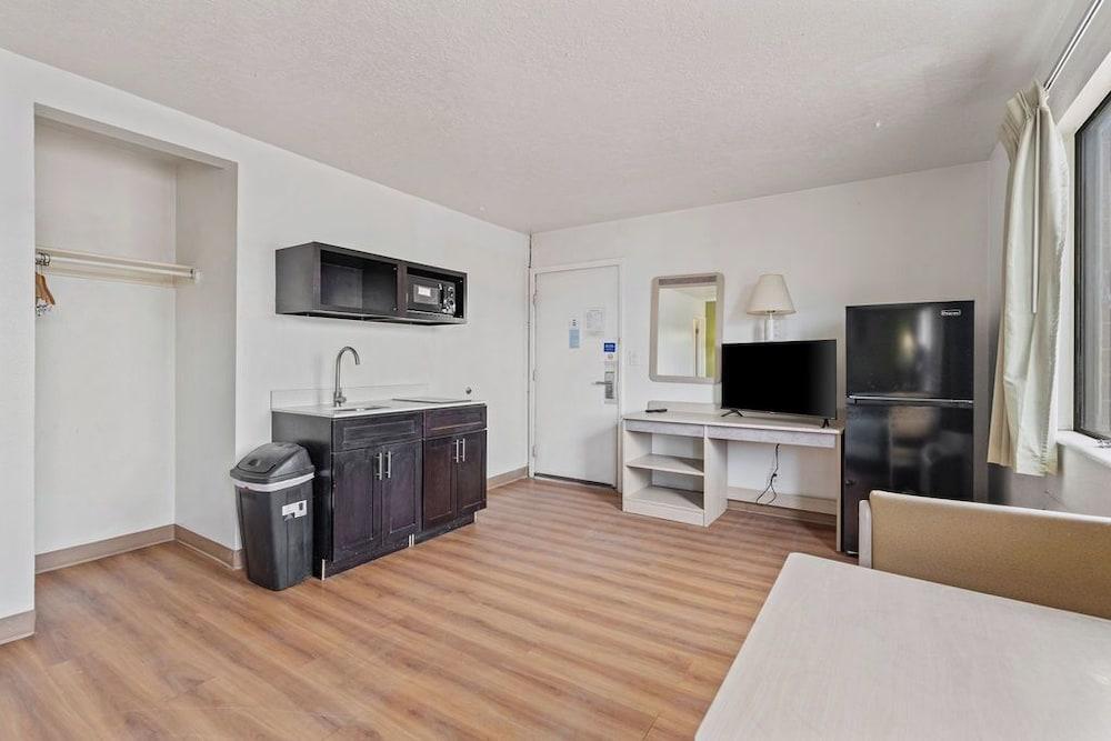 Evanston Inn Extended Stay photo 23