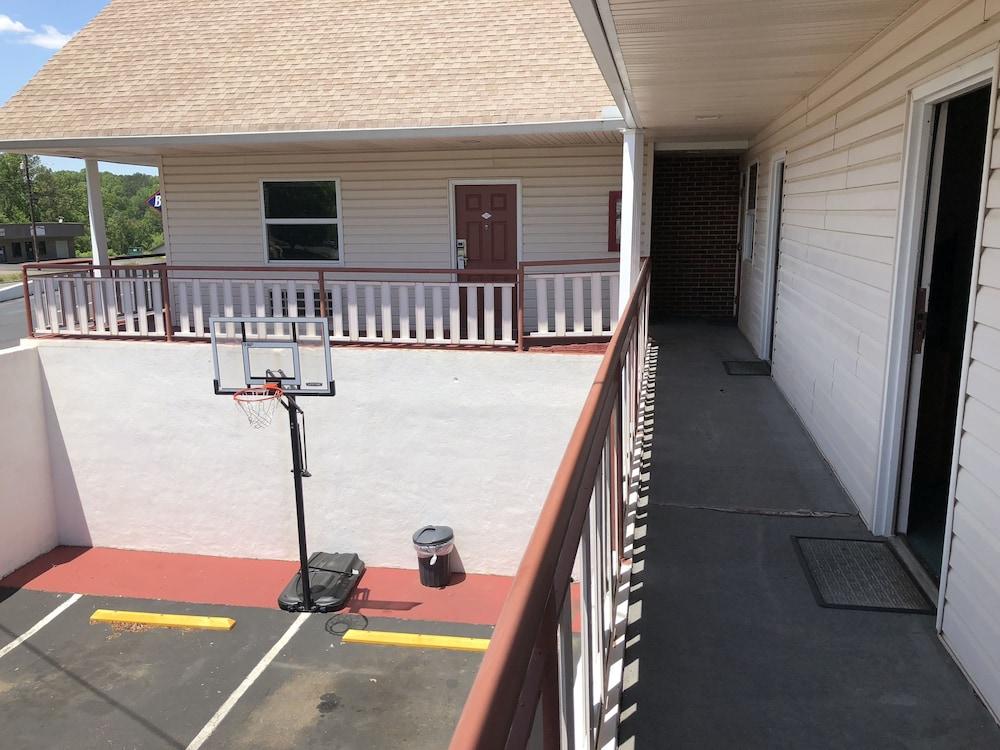 Budget Inn photo 14