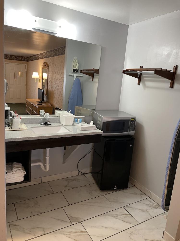 Capital O First Heritage Inn Rantoul IL I 57 photo 5