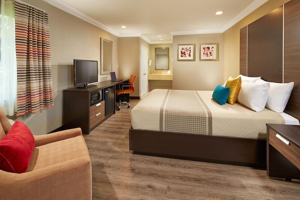 Eden Roc Inn & Suites photo 4