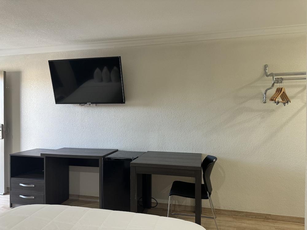 Baymont by Wyndham Bakersfield photo 19