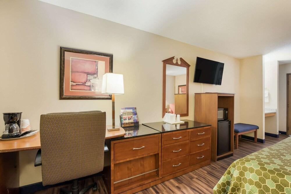 AmericInn by Wyndham Lake Mills photo 23