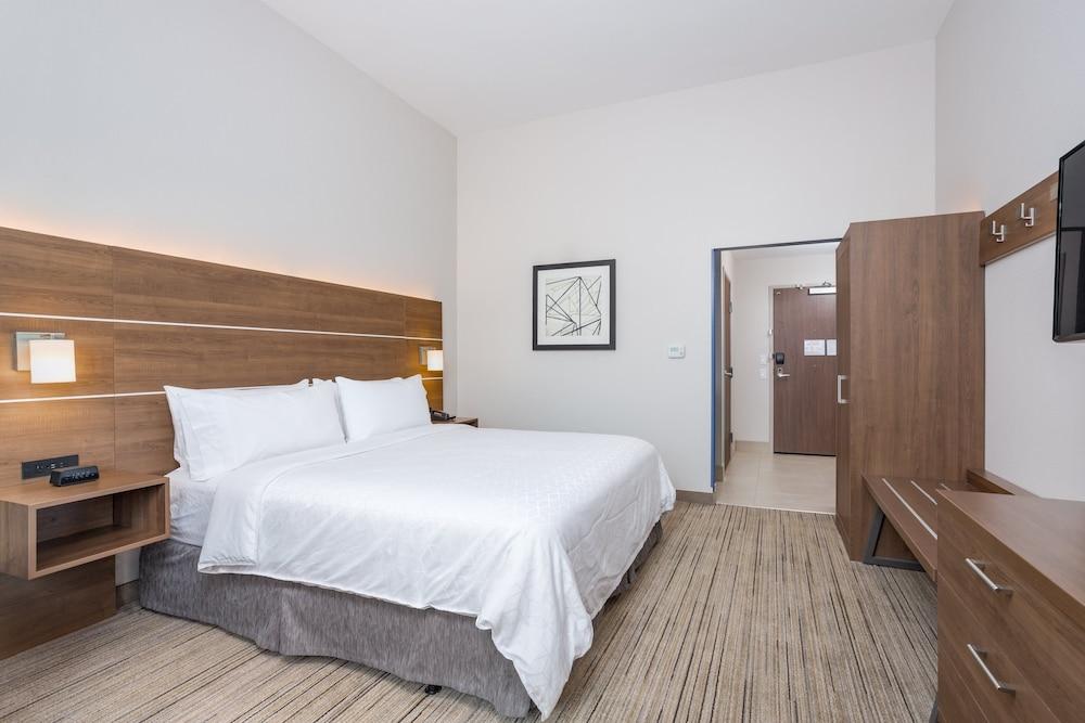 Holiday Inn Express & Suites Elkhart North by IHG photo 3