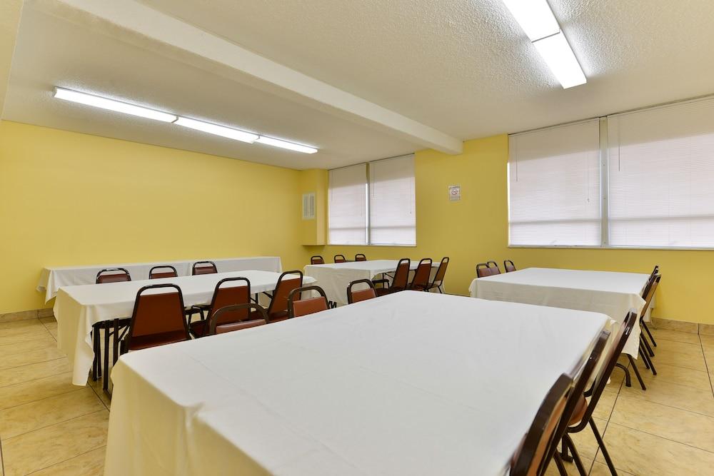 Travelodge by Wyndham Cleveland Airport photo 20