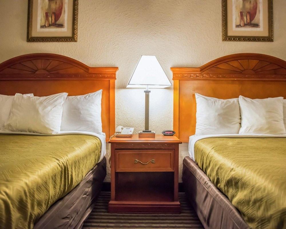 Econo Lodge Panama City St. Andrews photo 25